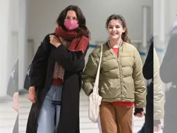 Suri Noelle, hija de Katie Holmes y Tom Cruise, durante un acto público; la joven habría adoptado legalmente el apellido de su madre como parte de una nueva etapa personal.