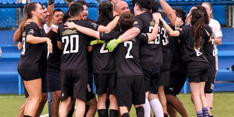 Azteca Deportes y talento de espectáculos celebran con cascarita el éxito del Canal del Mundial