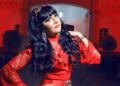 La cantante y compositora La Parribeña posa durante una entrevista, donde comparte su visión sobre el crecimiento internacional de la música regional mexicana y su trayectoria como pionera del género sierreño.