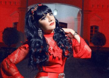 La cantante y compositora La Parribeña posa durante una entrevista, donde comparte su visión sobre el crecimiento internacional de la música regional mexicana y su trayectoria como pionera del género sierreño.