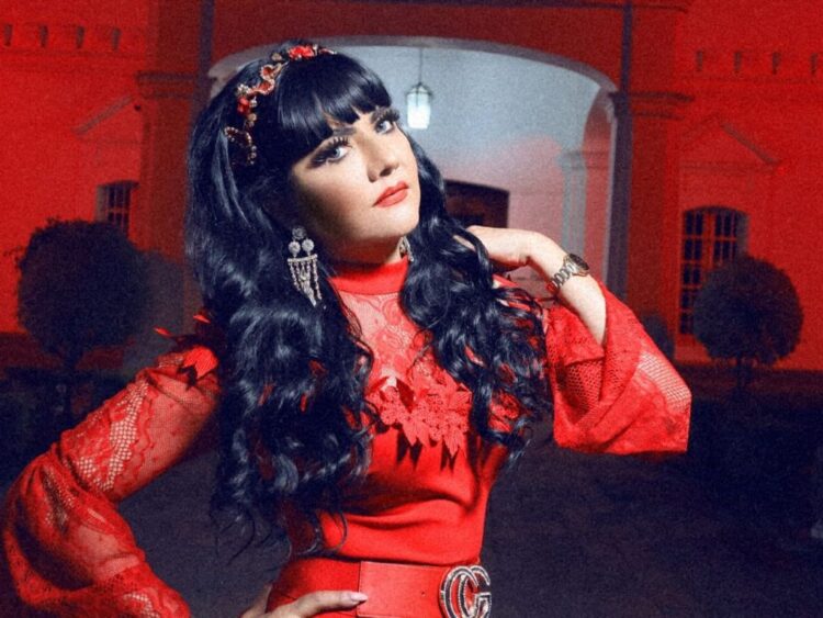 La cantante y compositora La Parribeña posa durante una entrevista, donde comparte su visión sobre el crecimiento internacional de la música regional mexicana y su trayectoria como pionera del género sierreño.