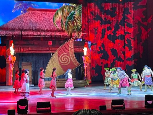 Patinadores caracterizados como personajes de Disney durante la presentación de Disney On Ice: Vive la Magia en el Auditorio Nacional, con música, efectos especiales y coreografías sobre hielo.
