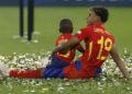 Keyne, hermano menor de Lamine Yamal, celebra desde las tribunas durante un partido del Mundial 2026 y posteriormente abraza al futbolista español sobre la cancha tras la victoria de la Selección de España.