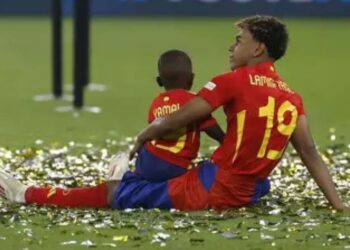 Keyne, hermano menor de Lamine Yamal, celebra desde las tribunas durante un partido del Mundial 2026 y posteriormente abraza al futbolista español sobre la cancha tras la victoria de la Selección de España.