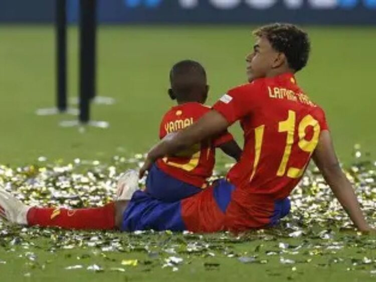 Keyne, hermano menor de Lamine Yamal, celebra desde las tribunas durante un partido del Mundial 2026 y posteriormente abraza al futbolista español sobre la cancha tras la victoria de la Selección de España.