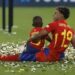 Keyne, hermano menor de Lamine Yamal, celebra desde las tribunas durante un partido del Mundial 2026 y posteriormente abraza al futbolista español sobre la cancha tras la victoria de la Selección de España.