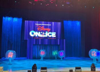 Patinadores caracterizados como personajes de Disney durante la presentación de Disney On Ice: Vive la Magia en el Auditorio Nacional, con música, efectos especiales y coreografías sobre hielo.
