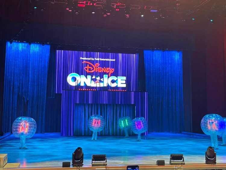Patinadores caracterizados como personajes de Disney durante la presentación de Disney On Ice: Vive la Magia en el Auditorio Nacional, con música, efectos especiales y coreografías sobre hielo.