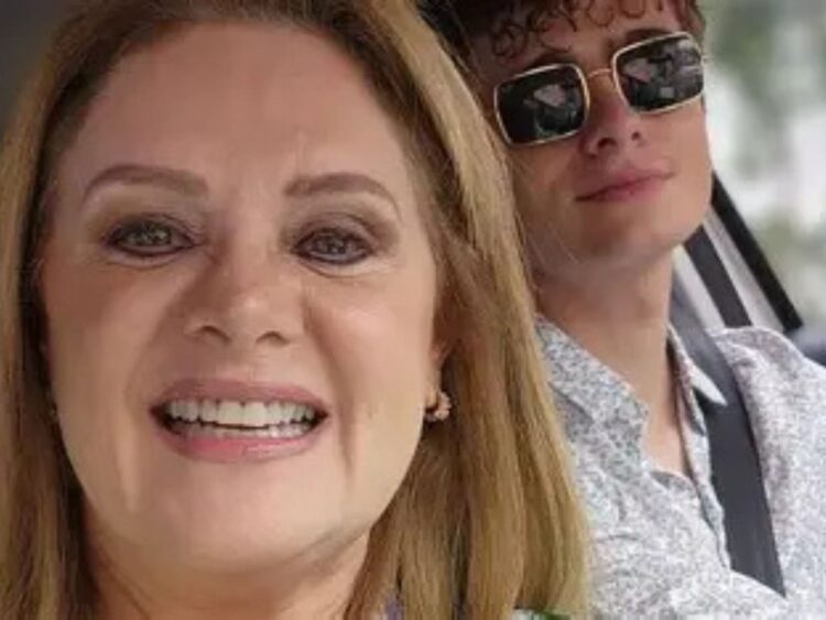 Erika Buenfil posa junto a su hijo Nicolás, quien muestra su transformación física tras varios meses de entrenamiento, alimentación saludable y dedicación al ejercicio.