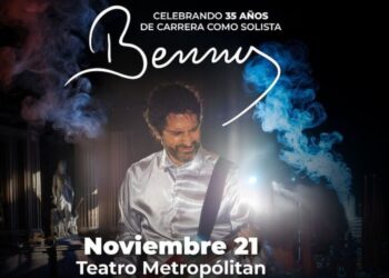 Benny Ibarra durante una presentación en vivo, donde interpreta algunos de los temas más representativos de su carrera previo a su concierto del 21 de noviembre en el Teatro Metropólitan.