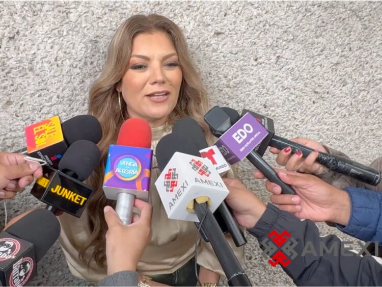 Diana Reyes ofrece una entrevista a medios de comunicación, donde recuerda a Jenni Rivera, habla de su amistad con la cantante y comparte su opinión sobre la familia Rivera.