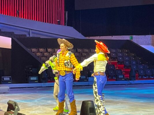 Patinadores caracterizados como personajes de Disney durante la presentación de Disney On Ice: Vive la Magia en el Auditorio Nacional, con música, efectos especiales y coreografías sobre hielo.