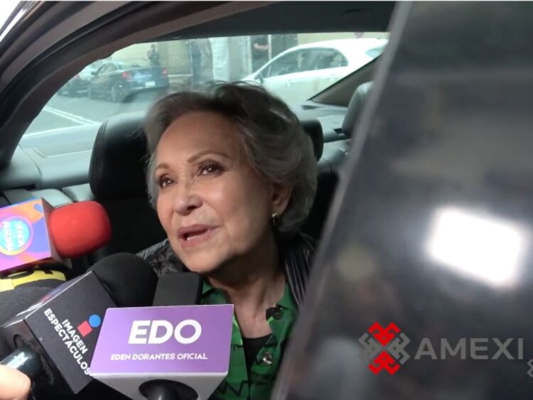 Adriana Barraza durante la presentación de la serie Una Familia Compleja en México, donde habló de su personaje, su carrera y recordó con respeto a Carmen Salinas.