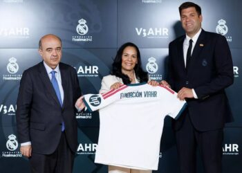 Representantes de la Fundación Real Madrid y la Fundación VIAHR firman un acuerdo de colaboración en Madrid para desarrollar programas sobre bienestar, salud mental y prevención del burnout.