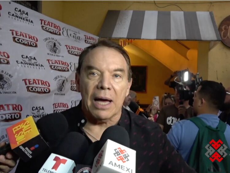 Marcos Valdés durante un encuentro con la prensa, donde defendió a Verónica Castro, habló sobre Juan Gabriel y llamó a celebrar el Mundial 2026 con respeto.