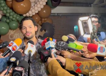 Emmanuel Palomares posa con un pastel de cumpleaños junto al elenco y la producción de Tierra de amor y coraje durante el festejo realizado al finalizar las grabaciones de la telenovela.