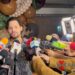 Emmanuel Palomares posa con un pastel de cumpleaños junto al elenco y la producción de Tierra de amor y coraje durante el festejo realizado al finalizar las grabaciones de la telenovela.