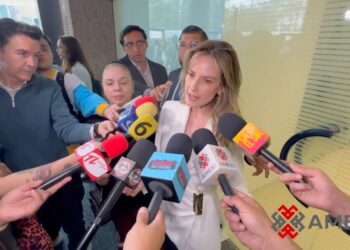 Altair Jarabo conversa con la prensa, desmiente rumores de divorcio y confirma su regreso a las telenovelas con un personaje de villana.