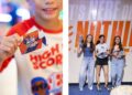 Jugadores participan en una batalla con blasters dentro de la NERF Arena, principal atracción de NERF AX, el nuevo centro de entretenimiento inmersivo que abrirá en Monterrey.