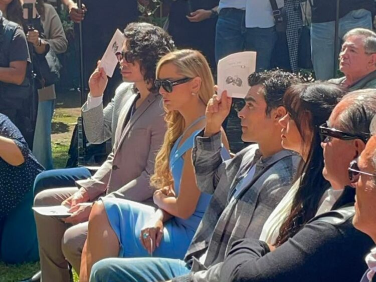 Livia Brito, Gonzalo García Vivanco y el elenco de Infinito amor participan en el claquetazo que marcó el inicio de las grabaciones de la nueva telenovela de Salvador Mejía.