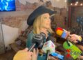 Paty Navidad posa sonriente durante el final de grabaciones de la telenovela Tierra de amor y coraje, donde compartió detalles de su personaje y de su experiencia en la producción.