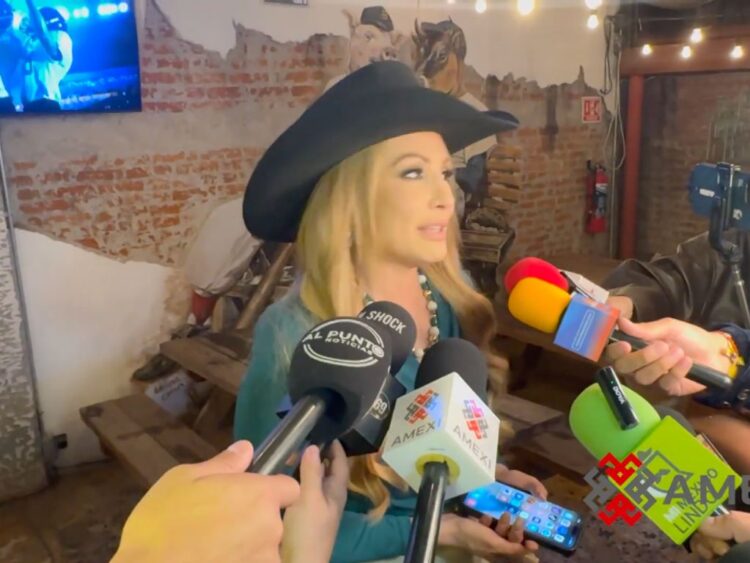 Paty Navidad posa sonriente durante el final de grabaciones de la telenovela Tierra de amor y coraje, donde compartió detalles de su personaje y de su experiencia en la producción.