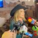 Paty Navidad posa sonriente durante el final de grabaciones de la telenovela Tierra de amor y coraje, donde compartió detalles de su personaje y de su experiencia en la producción.