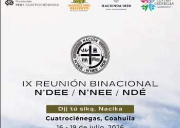 Integrantes de la Nación Ndé participan en una ceremonia tradicional durante la IX Reunión Binacional en Cuatrociénegas, Coahuila, para preservar su patrimonio cultural.