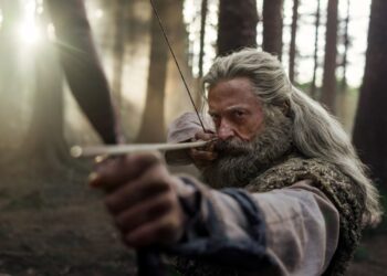 Hugh Jackman caracterizado como Robin Hood en una escena de La muerte de Robin Hood, película dirigida por Michael Sarnoski que ofrece una visión realista y sombría del legendario personaje.