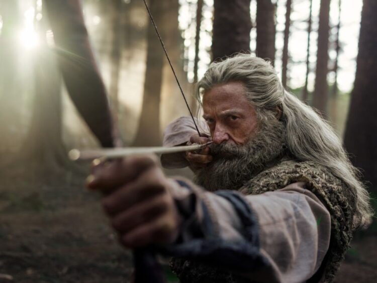 Hugh Jackman caracterizado como Robin Hood en una escena de La muerte de Robin Hood, película dirigida por Michael Sarnoski que ofrece una visión realista y sombría del legendario personaje.
