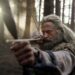 Hugh Jackman caracterizado como Robin Hood en una escena de La muerte de Robin Hood, película dirigida por Michael Sarnoski que ofrece una visión realista y sombría del legendario personaje.