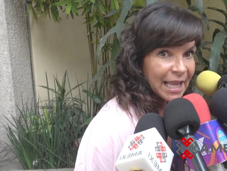 Mariana Garza conversa con la prensa durante un encuentro en el que habló sobre la serie de Timbiriche y su desconocimiento del proyecto.