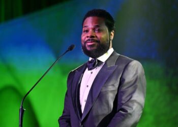 Malcolm-Jamal Warner en un evento público. Tras su fallecimiento, su viuda, Tenisha Delilah Warner, inició un proceso legal relacionado con el cumplimiento de un acuerdo prenupcial.