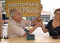 Los especialistas Sergio, Luciana y Claudino inspeccionan una antigüedad durante su recorrido por Brasil en la serie Abierto para compras, estrenada por HISTORY.