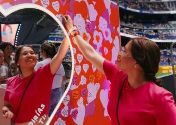 Karol G durante una presentación. Su Fundación Con Cora anunció el Con Cora Tour 2026 para impulsar programas de apoyo y empoderamiento de mujeres latinas en Estados Unidos y Canadá.