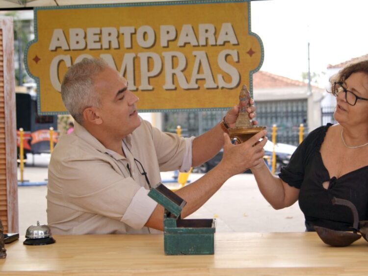 Los especialistas Sergio, Luciana y Claudino inspeccionan una antigüedad durante su recorrido por Brasil en la serie Abierto para compras, estrenada por HISTORY.