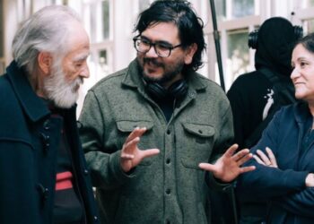El director David Belmar durante el rodaje de Epílogo para un otoño en Valdivia, junto al equipo de producción y actores de la película.
