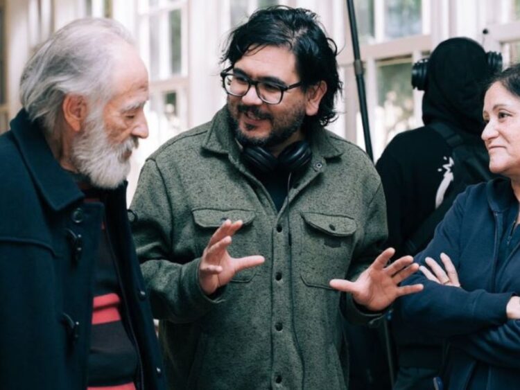 El director David Belmar durante el rodaje de Epílogo para un otoño en Valdivia, junto al equipo de producción y actores de la película.