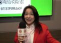La productora Silvia Cano posa junto a Valentina Buzzurro y David Chocarro durante la presentación oficial de la telenovela Te Esperaré.
