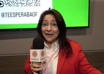 La productora Silvia Cano posa junto a Valentina Buzzurro y David Chocarro durante la presentación oficial de la telenovela Te Esperaré.