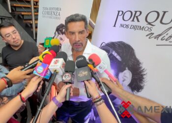 Charly López durante un encuentro con la prensa, donde confirma el regreso de Garibaldi sin Paty Manterola y revela quiénes integrarán la nueva etapa del grupo.