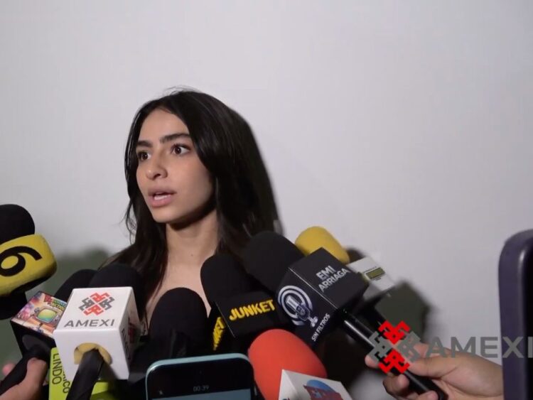 La actriz Valentina Buzzurro sonríe durante la presentación de Te esperaba, donde habla de su primer protagónico en Televisa y de los retos de la nueva telenovela.
