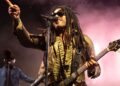Lenny Kravitz actúa en el escenario de Starlite Occident, en Marbella, durante un concierto en el que interpretó sus éxitos y compartió mensajes de amor y esperanza con el público.