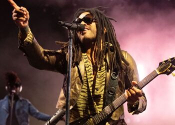 Lenny Kravitz actúa en el escenario de Starlite Occident, en Marbella, durante un concierto en el que interpretó sus éxitos y compartió mensajes de amor y esperanza con el público.