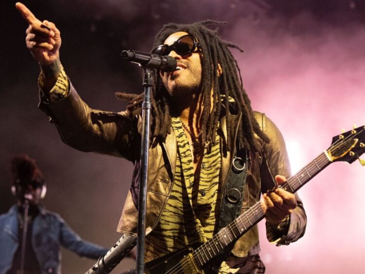 Lenny Kravitz actúa en el escenario de Starlite Occident, en Marbella, durante un concierto en el que interpretó sus éxitos y compartió mensajes de amor y esperanza con el público.