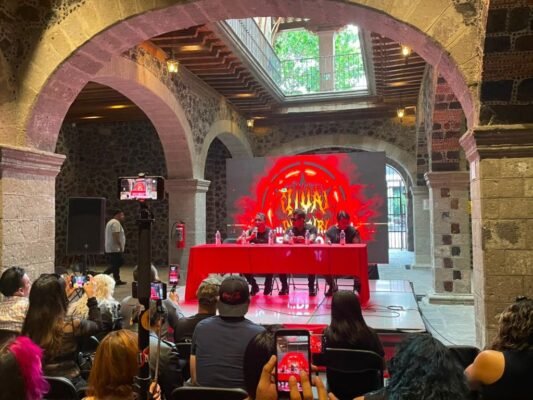 Integrantes de las bandas participantes y organizadores de Ritual Siniestro II durante la conferencia de prensa previa al festival, que se realizará en el Centro Histórico de la Ciudad de México.