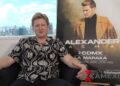 Alexander Acha posa durante la presentación de su nuevo sencillo "Muchos Besos", una cumbia mariachi que marca el cierre de su proyecto de música mexicana.