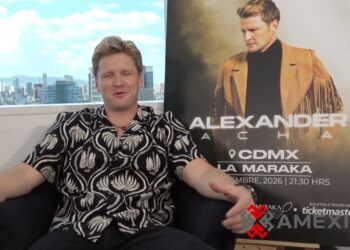Alexander Acha posa durante la presentación de su nuevo sencillo "Muchos Besos", una cumbia mariachi que marca el cierre de su proyecto de música mexicana.