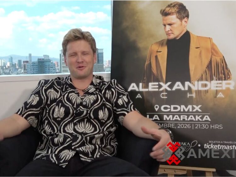 Alexander Acha posa durante la presentación de su nuevo sencillo "Muchos Besos", una cumbia mariachi que marca el cierre de su proyecto de música mexicana.