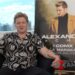 Alexander Acha posa durante la presentación de su nuevo sencillo "Muchos Besos", una cumbia mariachi que marca el cierre de su proyecto de música mexicana.